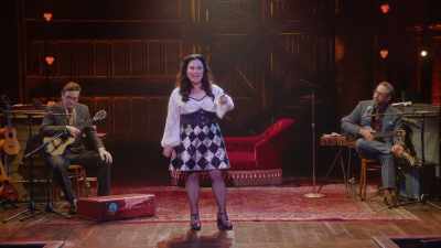Cred că e din cauză
că primim tutela copiilor - Alex Borstein: Corsets & Clown Suits