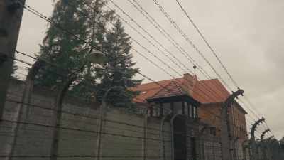 CREMATORIO I,
QUE FUNCIONÓ DURANTE TRES AÑOS - The Tattooist’s Son: Journey to Auschwitz