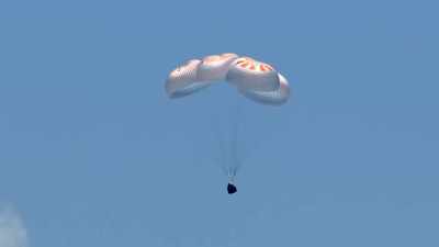 Crew Dragon-kapslen
er designet til at lande i vandet. - Space Titans: Musk, Bezos, Branson