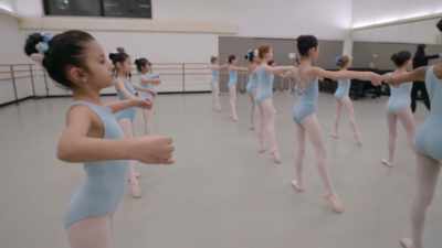  Croisé means to cross, - On Pointe