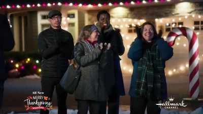 (crowd applauding) - Making Spirits Bright
