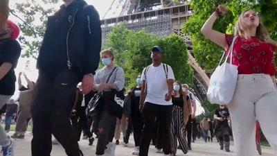 CROWD: [chanting in French] - Sound of the Police