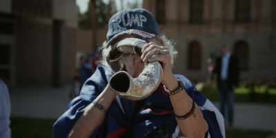 -(crowd chatter)
-(horn blowing) - Stopping the Steal
