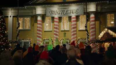 (crowd chattering) - Magic in Mistletoe