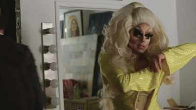 [crowd chattering] - Trixie Mattel: Skinny Legend