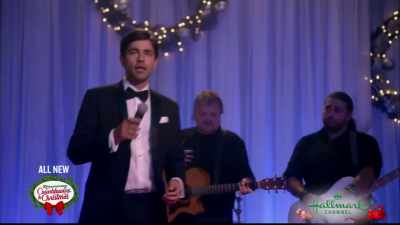 (crowd chattering) - Christmas at Graceland: Home for the Holidays