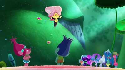 ‐[crowd cheering]
‐A true masterpiece. - Trolls: TrollsTopia
