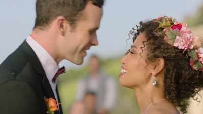(crowd cheering and applauding) - Destination Love
