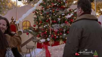 [CROWD CHEERING, APPLAUDING] - Christmas in Love