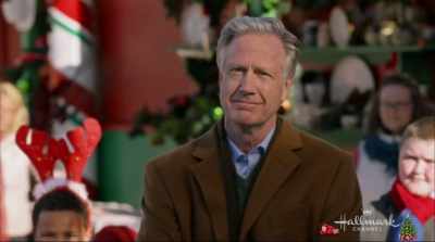 [CROWD CHEERING, APPLAUDING] - Christmas in Love