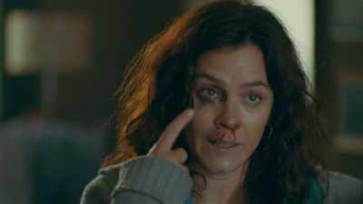 - [crowd cheering]
- [applause] - Broken