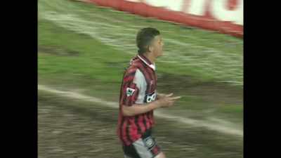 -[crowd cheering]
-[commentator]
Curle. It's 1-1. - Fever Pitch: The Rise of the Premier League