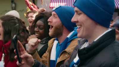 (crowd cheering)
(Graham cheering) - Christmas in Notting Hill