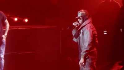 [crowd cheering] - Surviving R. Kelly