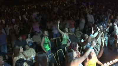 [crowd cheering] - Surviving R. Kelly