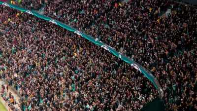 [crowd cheering] - All or Nothing: Manchester City