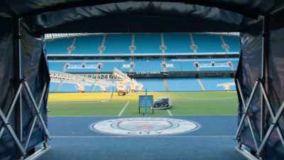 [crowd cheering] - All or Nothing: Manchester City