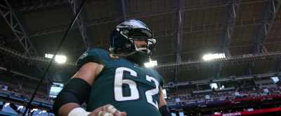 [crowd cheering] - Kelce
