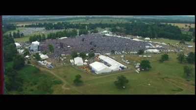 [CROWD CHEERING] - Oasis: Knebworth 1996