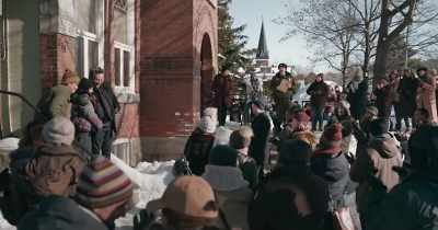 (crowd cheering) - The Republic of Sarah