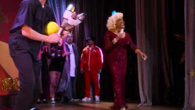 -[crowd cheers]
-Janitor Jim, everybody! - Mr. Iglesias