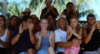 (crowd cheers)
(upbeat music) - Cruel Jaws