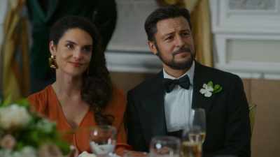 [crowd chuckling] - The Groomsmen: Last Dance