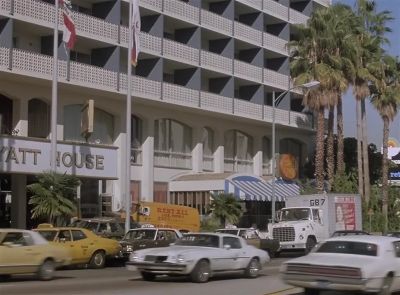 [Crowd Clamoring]
[Man]
I want to get a good picture. - Miami Vice