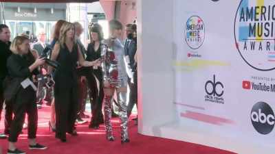 [crowd clamoring] - Taylor Swift vs Scooter Braun: Bad Blood