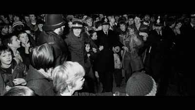 [crowd clamoring] - The Ripper