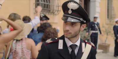 [crowd clamouring] - Signora Volpe