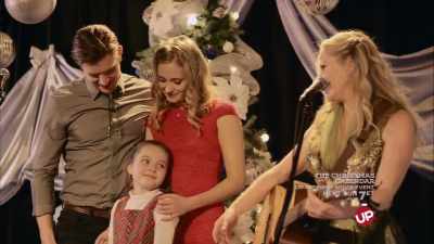 (CROWD CLAPPING AND CHEERING) - A Very Country Christmas