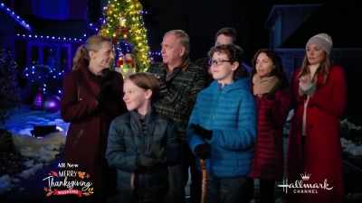 (crowd clapping and cheering) - Making Spirits Bright