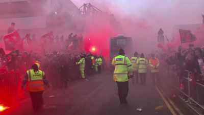 -[crowd continues booing and shouting]
-[banging] - All or Nothing: Manchester City
