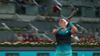 [crowd gasping] - Break Point