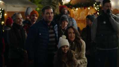(crowd gasps) - Magic in Mistletoe