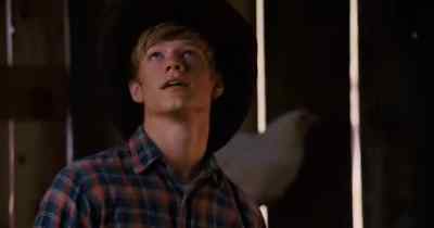[Crowd] Hannah!
Hannah! Hannah! Hannah! - Hannah Montana: The Movie
