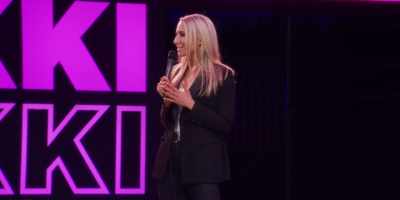 [crowd laughing] - Nikki Glaser: Bangin'