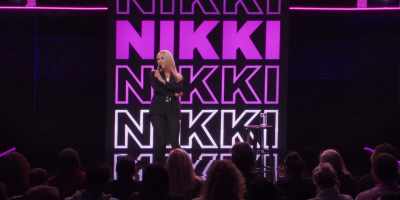 [crowd laughing] - Nikki Glaser: Bangin'