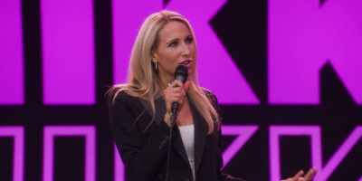 [crowd laughs] - Nikki Glaser: Bangin'
