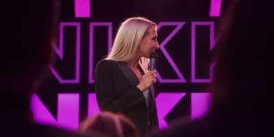 [crowd laughs] - Nikki Glaser: Bangin'