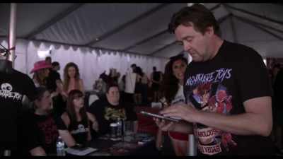 (crowd murmuring) - Barbie & Kendra Crash Joe Bob's Drive-In Jamboree!