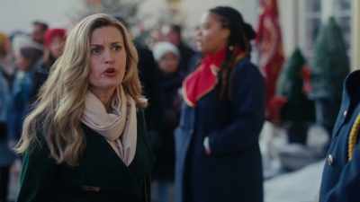 [crowd murmuring] - A Not So Royal Christmas