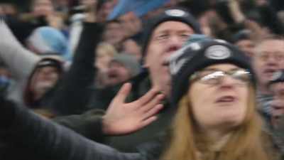 [crowd]
♪ Oh, Kevin De Bruyne! ♪ - All or Nothing: Manchester City