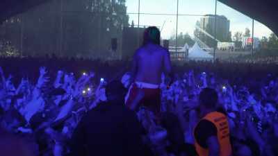 [crowd roaring] - Supervillain: The Making of Tekashi 6ix9ine