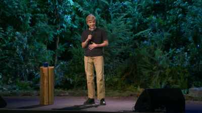 [crowd yelling names indistinctly] - Mae Martin: SAP