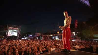 - [Crowd] Yolandi, Yolandi, Yolandi. - ZEF - The Story of Die Antwoord