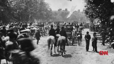 >> CROWDS ARE GATHERED AROUND
THE WHITE HOUSE. - Lincoln: Divided We Stand