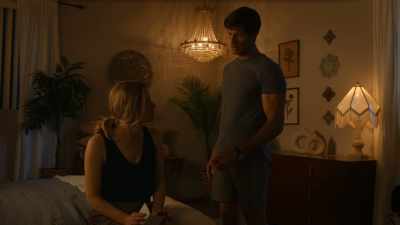 [crujido de papel] [canto de grillos] - Couples Retreat Murder