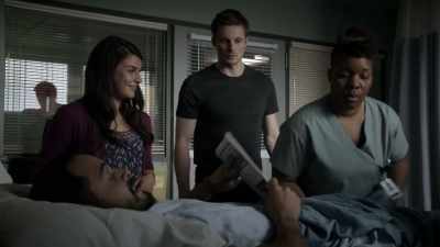 (crunches)
Hey, get over here, baby. - Damien